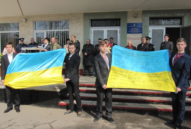 Прапор Доброчинності, підписаний вдячними воїнами з передової лінії фронту, з рук голови Спілки воїнів АТО в Черкаській області Олександра Халамейдика та воїна АТО Олександра Павлича  прийняли кращі гімназисти та учні ЗОШ №1 Ігор Давиденко, Олександр Кобець, Микола Войцях і Олександр Винник.