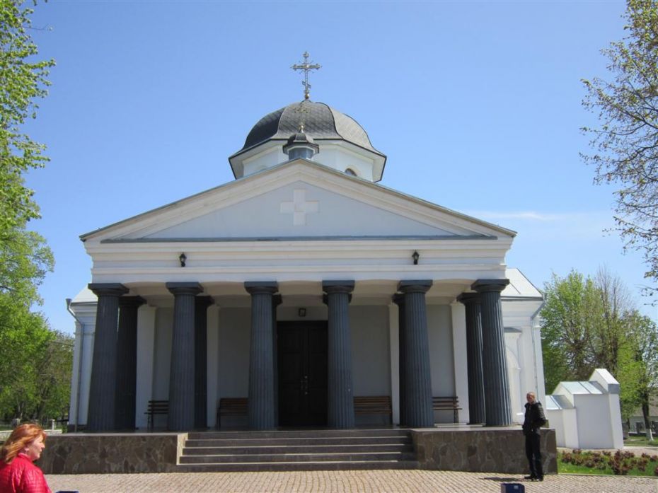 Хрестовоздвиженська церква – усипальниця родини  генерала, героя Вітчизняної війни 1812 року Миколи Раєвського, яку учасники вшанувань холодноярських героїв теж відвідали