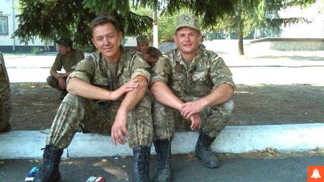 На фото Юрій Попович зліва, без головного убору.