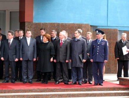 Міністр Ілля Ємець (крайній зліва) на відкритті дитячої лікарні у Черкасах