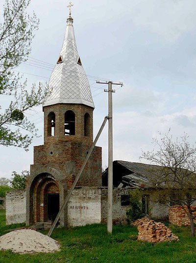 В туристичних Пекарях оглянути можна хіба що церкву-склад, з написом «Не курить»