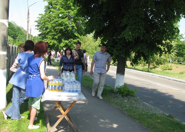 Усіх охочих у Каневі частували водою