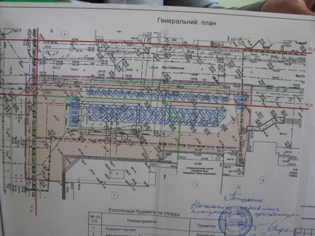 Співвласник Будинку торгівлі показує план реконструкції: ряд дерев, лінія тротуару і ще одна зелена зона