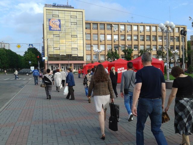 Від агітаторів Порошенка Соборна площа сьогодні вже почервоніла. Фото з Фейсбуку Andrey Polischuk