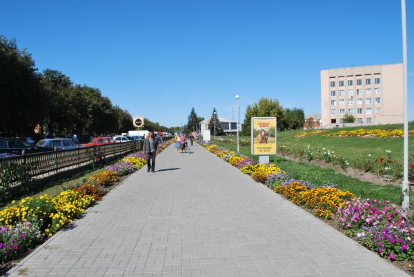 Алея в центрі міста Золотоноші