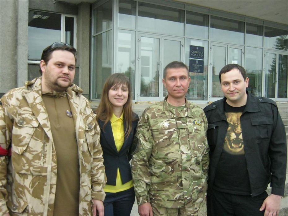 Сергія („Барса”), Лесю Шаповалову – волонтерку з Києва, активістку автодозору, Героя України Володимира Бороденка і Олександра Третякова познайомили Майдан і війна