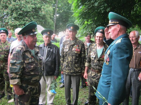 Голова Смілянської міськрайонної організації ветеранів-прикордонників Іван Діденко (зліва) доповідає полковнику прикордонних військ Миколі Богославцю