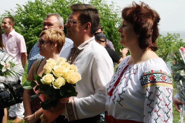 Не на всі запрошення завітати на весілля мер відгукується. Але на деякі таки ходить. Фото з весілля баскетболіста «Черкаських мавп»