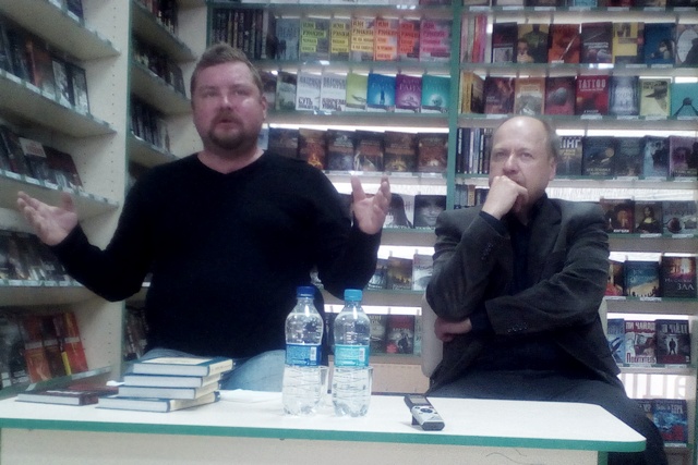 Кирило Галушко з черкаським професором  Віталієм Масненком під час зустрічі з любителями історії в магазині «Буквиця»