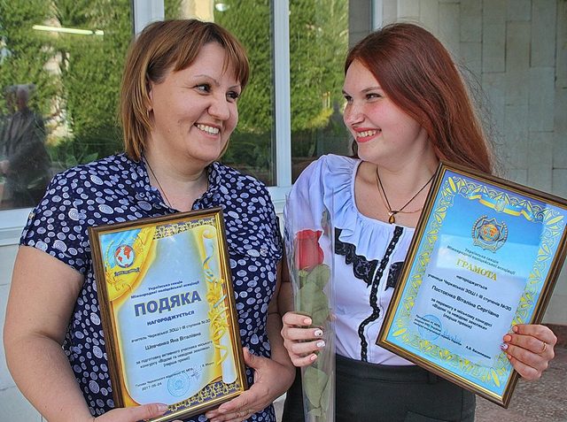 Одна з двох володарок І премії Віталіна Постоєнко зі своїм науковим керівником Яною Шевченко