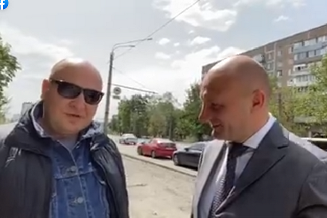 Бондаренко і чоловік в окулярах