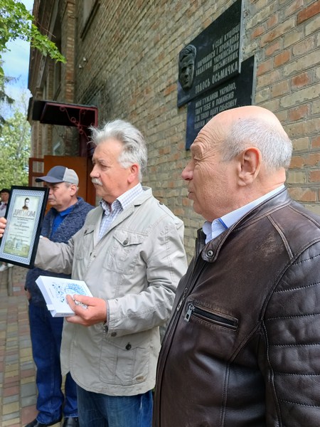 Володимир Поліщук (ліворуч) вручив диплом Лауреата премії імені Тодося Осьмачки Івану Петренку