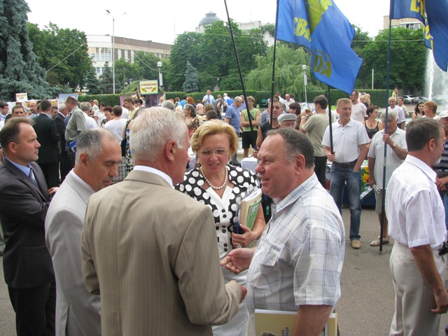 На сесію сходяться депутати і високі чиновники