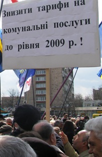 Такі гасла тримали учасники мітингу об’єднаної опозиції під час акції протесту, що проходила у квітні