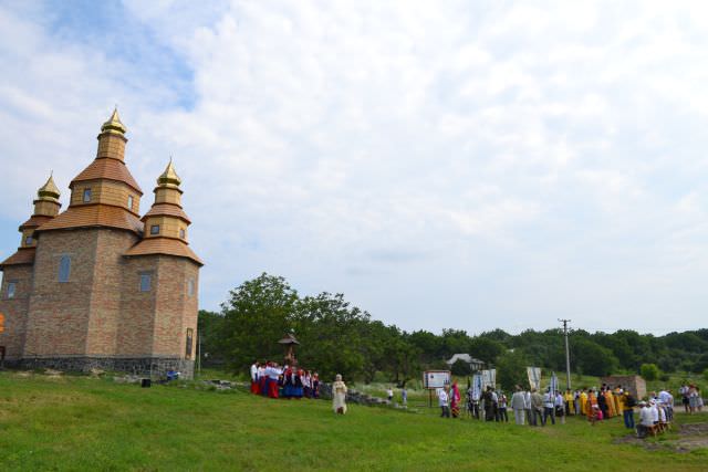 Церква ще без хрестів. Усі в очікуванні Філарета