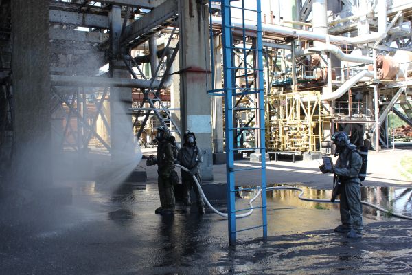 Пожежні створюють на місці аварії захисну водяну завісу