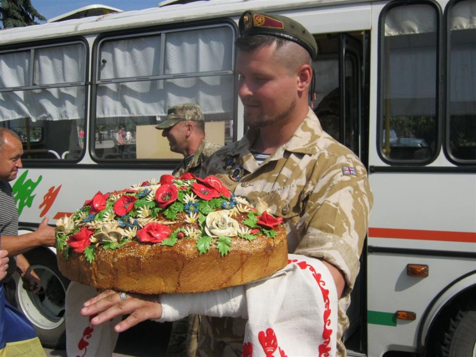 З короваєм козак Андрій Сторчак з Макіївки