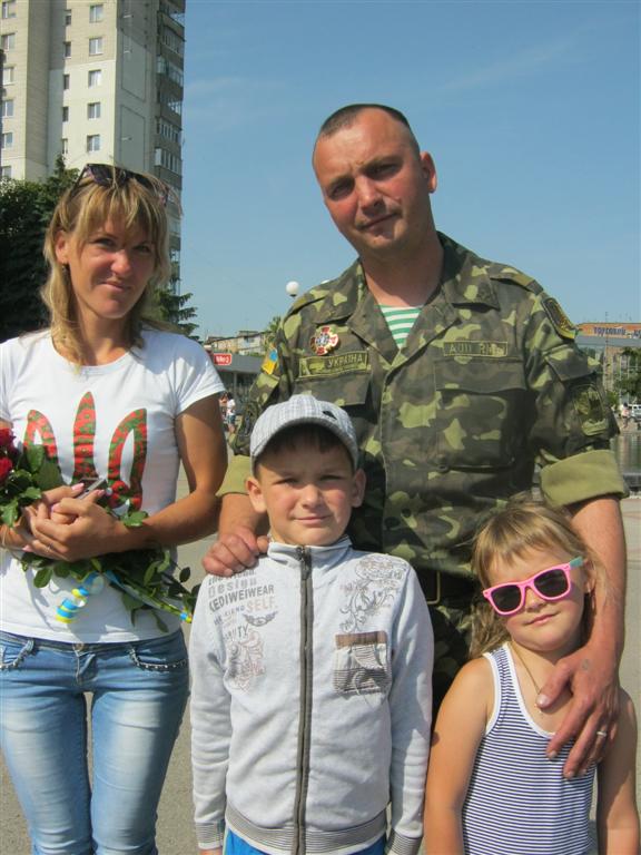 Анатолія Левченка зустрічали дружина Катерина, донька Полінка і син Станіслав