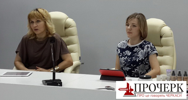 На фото зліва – направо: імідж-стиліст Леся Гайван та візажист Ольга Владичук