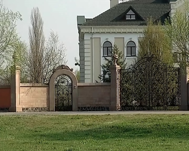 Вхід в маєток бізнесмена в селі Крутьки