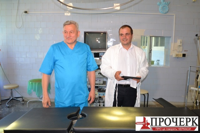 Завідувач першого хірургічного відділення Ігор Білецький та заступник директора Черкаської філії ПриватБанку Ярослав Батієвич готові до нових спільних проектів