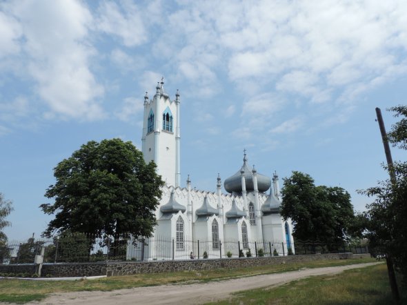 У центрі села стоїть Спасо-Преображенська церква. Її звів архітектор Джорджо Торрічеллі. Архітектура будівлі поєднує православні, католицькі і мусульманські риси. 
