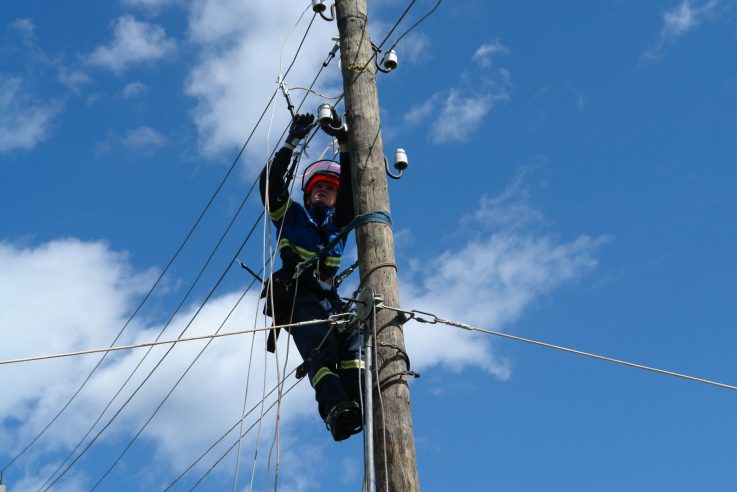 dvum-selam-dnr-vernuli-elektrichestvo-49483-737x492