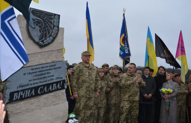pamyatnik-v-holodnomu-yari-620x400