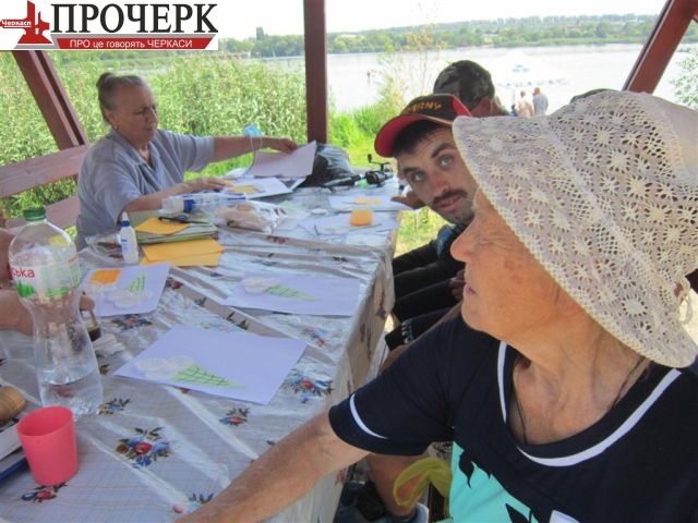З дітьми на набережній займаються Ніна Трохименко (на передньому плані) і Людмила Кожушко
