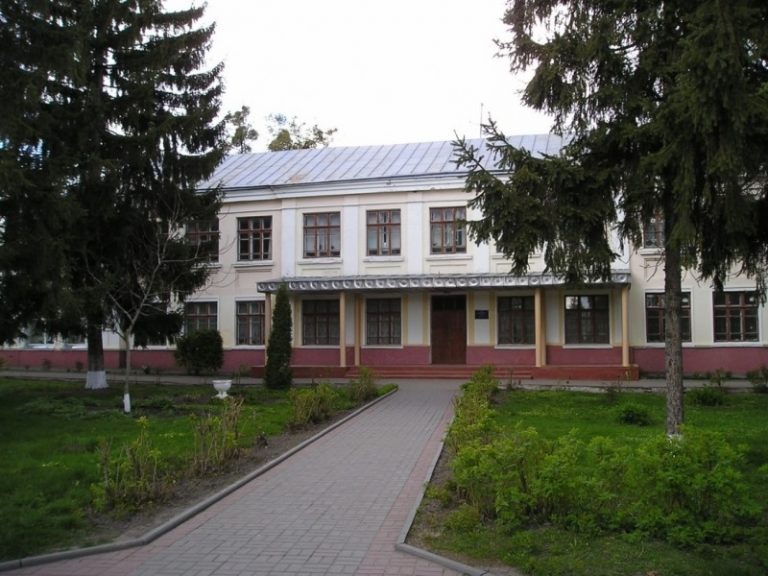 kanivskagimnaziya-768x576