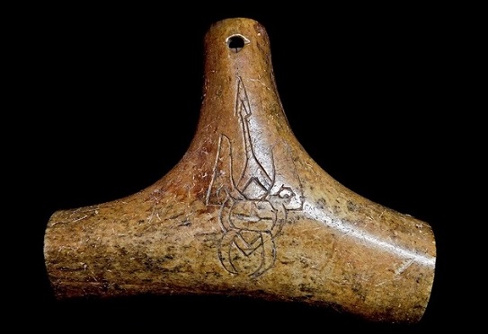 Цей кістяний виріб, знайдений археологами 1957 року на Жовнинському городищі, датується кінцем Х – початком XI століття. Знахідка зберігається у Археологічному музеї Інституту археології в Києві. А от рукописні плани фортеці Жовнино ХVІІІ ст. свого часу вивезені до Москви і зберігаються в Російському державному військово-історичному архіві. Ці плани укріплень на українській землі вже безнадійно застаріли – як і уявлення наших сусідів про менталітет українського народу – нащадків Великої Русі, яка завжди була готова до підлих набігів із Залісся чи Дикого Поля…