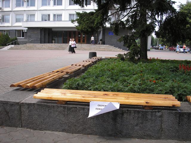 ... і лавочки після