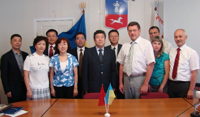 中国吉林市与乌克兰切尔卡瑟市 建立友好经贸合作关系 协    议    书 (угоду підписали китайською та російською мовами)