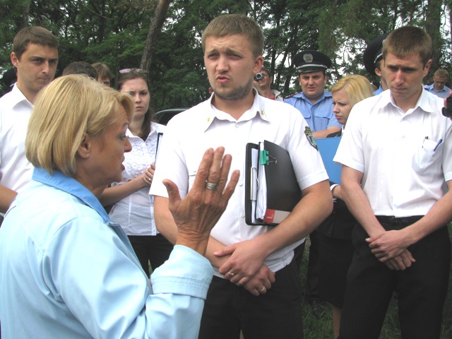 Державні виконавці наполягають на законності вимог про знесення "Робінзону"