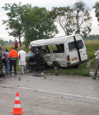 У ДТП на Харківщині загинув один черкащанин – водій цієї маршрутки, 28-річний Володимир Коваленко з Білозіря. Фото – УМВС Харківської області.