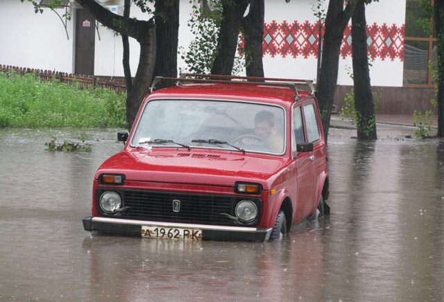 Водій кличе на допомогу