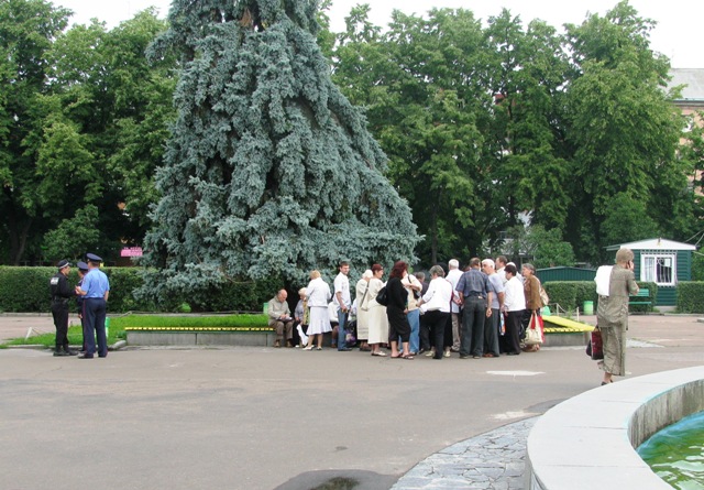 30 червня. Представники ініціативної групи від вкладників кредитних спілок зібралися біля облдержадміністрації, щоб вчергове вимагати від влади винайти механізми компенсації їм втрачених вкладів. Фото «Прочерку».