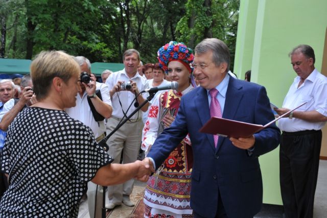 Вручення сертифікатів на нетелів, яке так висвітлює влада фахівці теж вважають одним зі способів непрямого підкупу