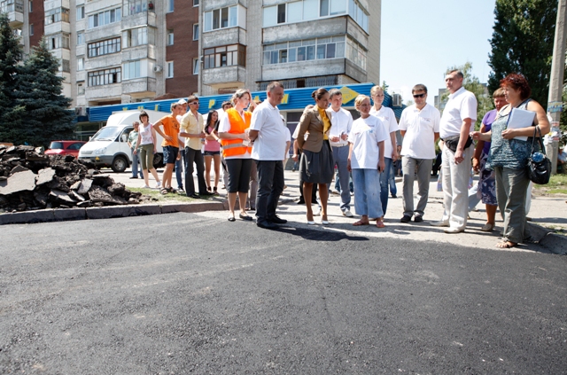 Учасники Народного списку власноруч заасфальтували яму на дорозі