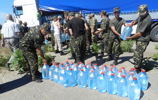 Смт Чаплинка на кордонi з Кримом. Розвантаження машини iз Золотоношi