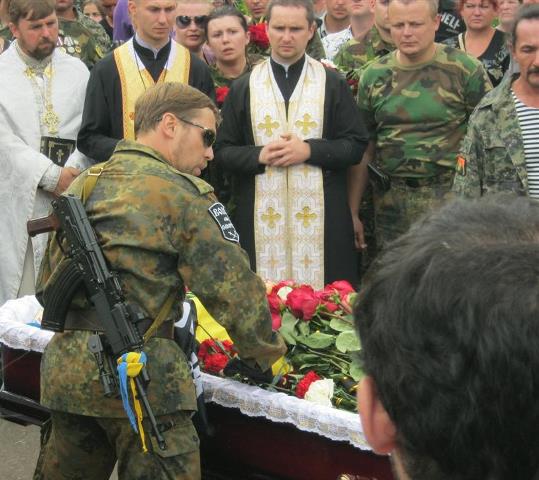 Бойовий побратим Войцехівського Олег Островський поклав до його труни прапор холодноярців