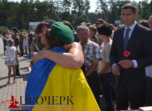 Вдова загиблого в зоні АТО генерал-майора Ігоря Момота Надія благословляє нести службу племінницю Олександру Рапак