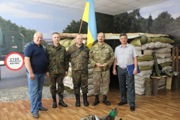 Зліва на право: Олександр Коваленко, секретар ВО "ЧЕРКАЩАНИ", волонтери місії “Евакуація-200” (“Чорний тюльпан”), Валерій Путря, директор музею Державної прикордонної служби України