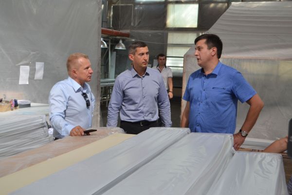 Голова ОДА приїхав у Смілу ознайомитися з роботою підприємства-переселенця