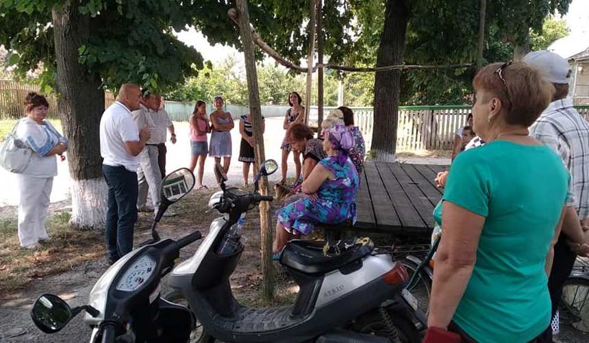 Всі зустрічі з виборцями щоразу завершуються теплими словами Всі зустрічі з виборцями щоразу завершуються теплими словами