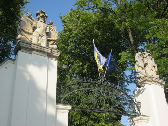 Брама до „Палацу Потоцьких” увінчана так званими маскаронами – фігурами лицарів на вершечках пілонів