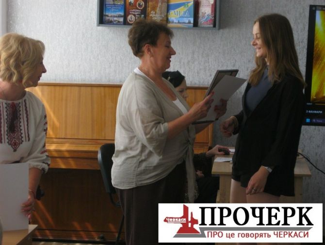 Заступниця міського голови Сміли Тетяна Карло вручає нагороду переможниці Тетяні Білан