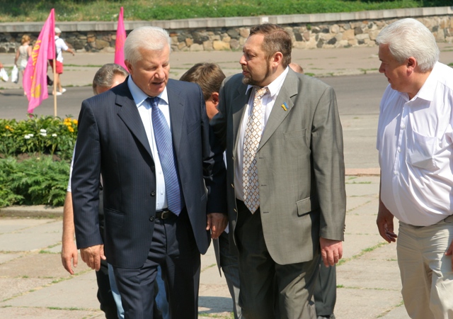 "Коли соціалісти були у Верховній Раді, то мали можливості надавати людям конкретну допомогу" (на фото - візит до Черкас голови Верховної Ради Олександра Мороза. крайній праворуч - колишній мер Черкас Володимир Олійник)