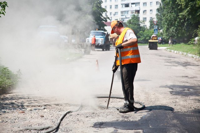 Власним коштом депутат профінансував частковий ремонт доріг на окрузі