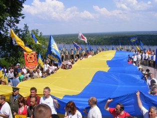 Влада позбавляє опозицію права святкувати День прапора